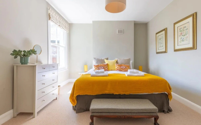 Luxuriously Designed 3 Bedroom Apartment in Clapham