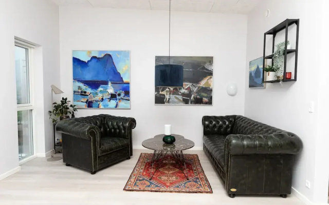 Charming Artistic Retreat | Panoramic View