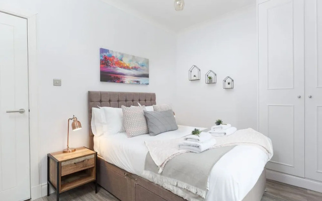 Dollar Apartments at 39