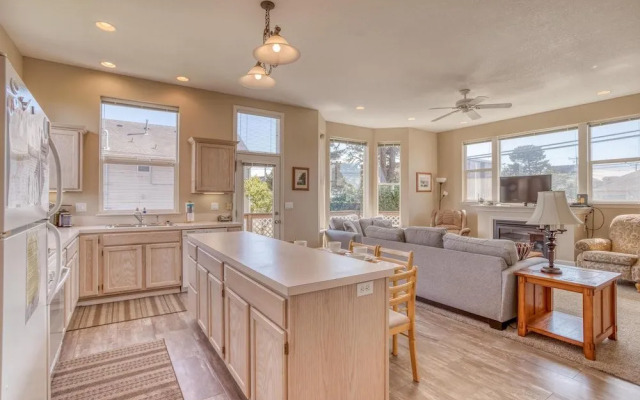 Cozy Gathering Space and Sparkling Amenities - Charming Seaside Haven