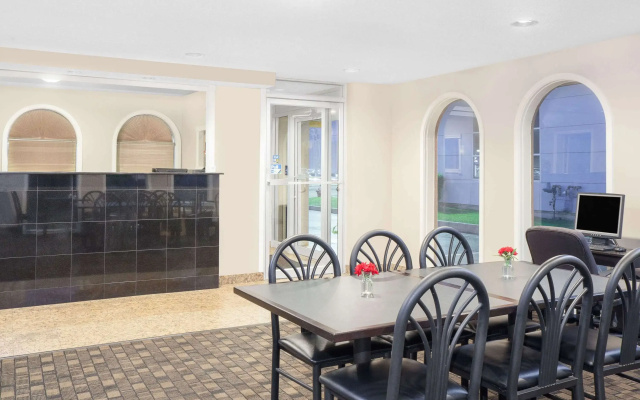 Super 8 by Wyndham Morton Grove/Chicago