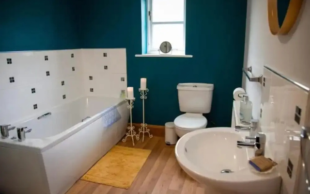 4 Bed - Sleeps 10 - Pets - Parking - Games Room