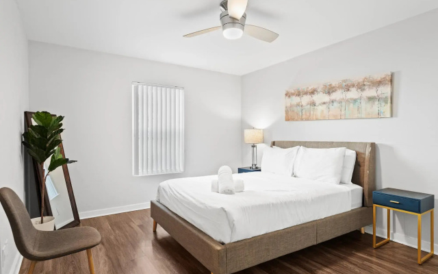 Modern 2BR Near UT Hyde Park Evonify