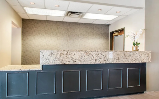 Clarion Inn & Suites Springfield