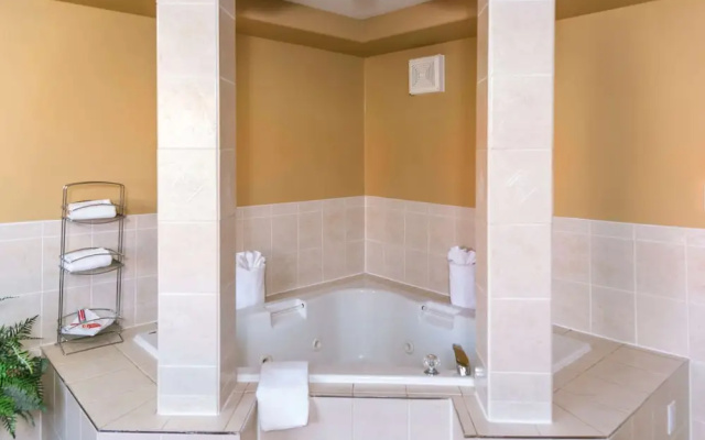 Econo Lodge Inn & Suites