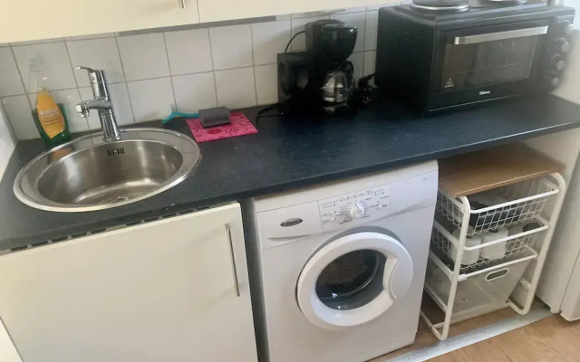 Studio Apartment - Great Location & Parking