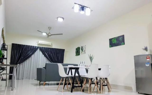 Puchong Setiawalk 8-12 pax 5min LRT Cozy Apartment