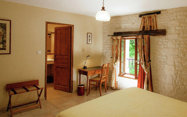 Luxorious Mansion in Saint-Preuil with Sauna