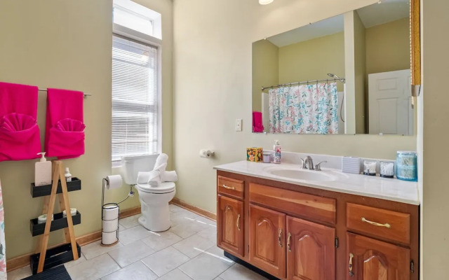 Massive Downtown Area Home... sleeps 14