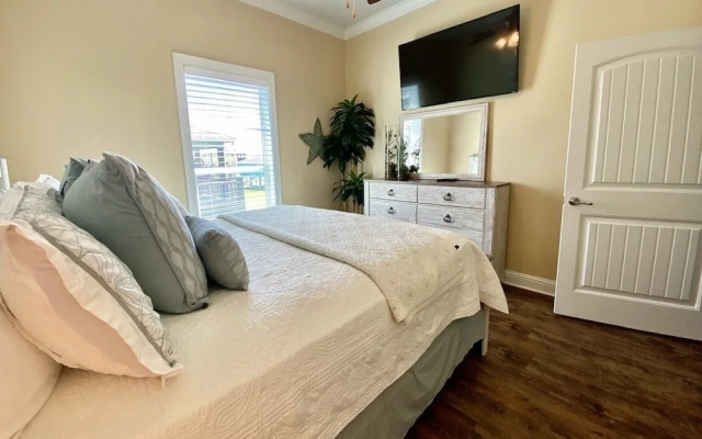 Knot Flying 3 Bedroom Home