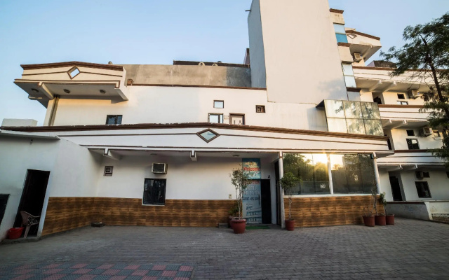 OYO 13730 Hotel Balram