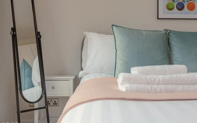 2 Bedroom Thames Apartment With Stunning Views