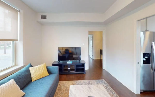 Central 3BR Apt Minutes to Downtown Parking