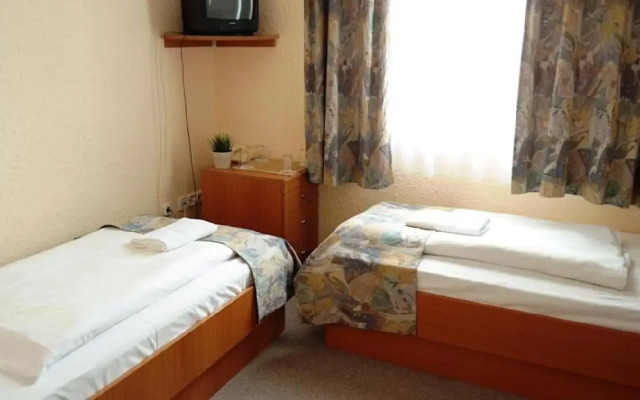 FREE PARKING, FREE BREAKFAST, only 15 minutes to City Center