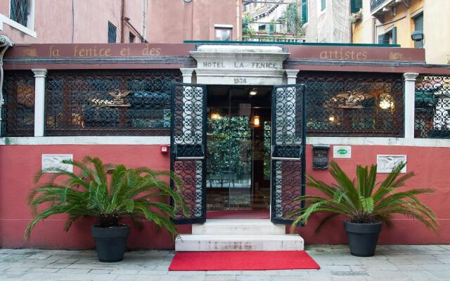 Hotel La Fenice Et Des Artistes вид на фасад