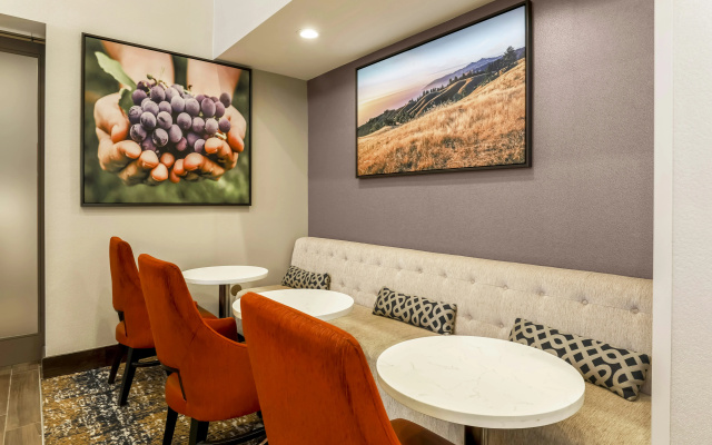 Hampton Inn & Suites Windsor - Sonoma Wine Country