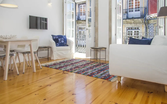 Liiiving in Porto Blue Flower Apartment