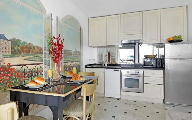 Stylish 2BR for 6 by Champs-Elysees