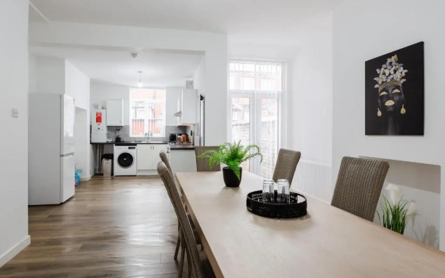 Clayton House - Spacious home near Etihad Stadium
