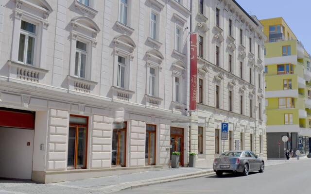 Hotel Carol вид на фасад