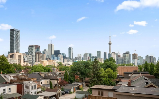 Sleek 1BR + office Condo - CN Tower/Skyline view
