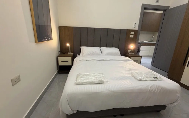 004 JRE Apartment With Stunning Boulevard Veiw