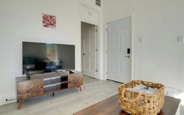 Walk to Churchill Downs: Pet-friendly Retreat!