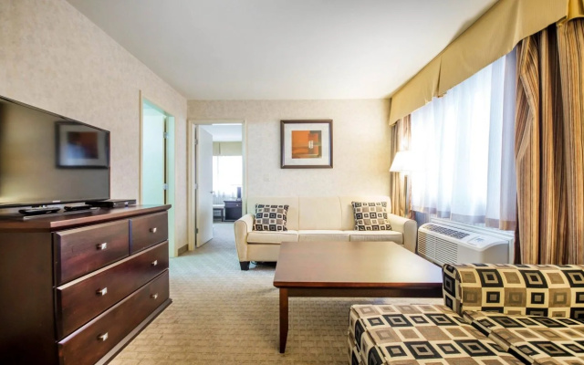 Quality Hotel & Suites Langley
