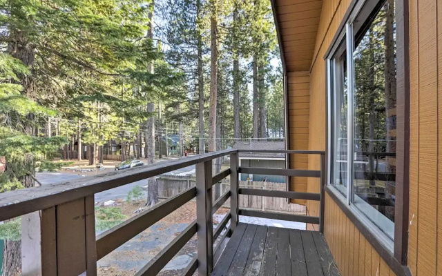 4-season Tahoe Hideaway: 1 Block to Biking!