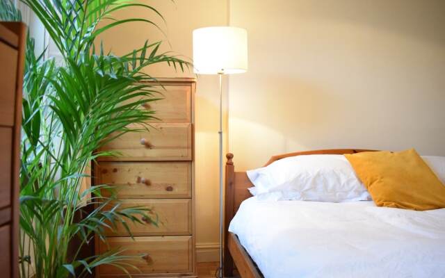 Апартаменты 1 Bedroom Apartment Near Angel Station Лондон комната для гостей