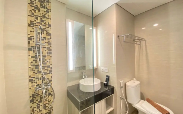 Modern and Spacious Studio Room at Green Kosambi Apartment
