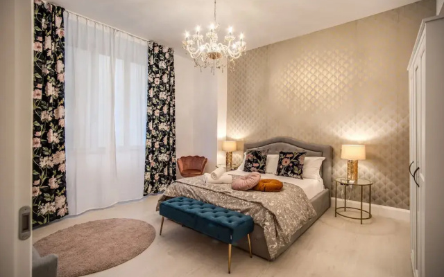 AwesHome White Mirror Apartment&Terrace