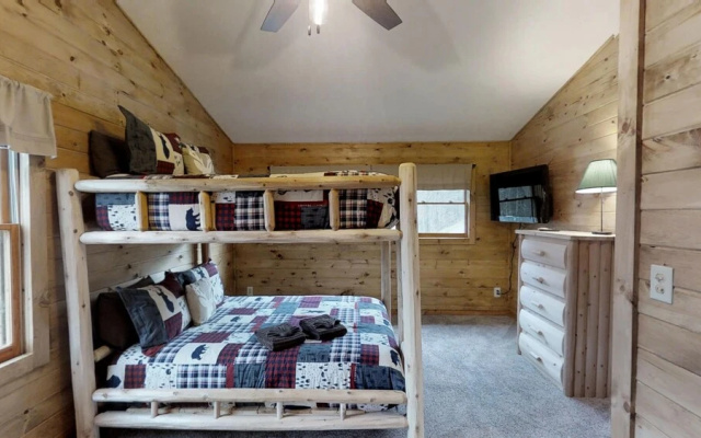 The Lazy Bear - 2 Br Cabin