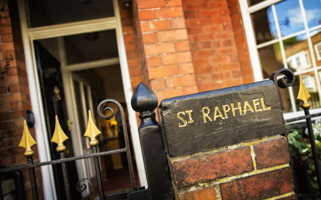 Отель St Raphael Guest House вид на фасад