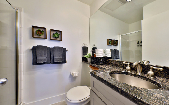Large, Modern Studio!