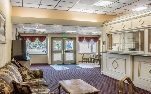 Econo Lodge Airport