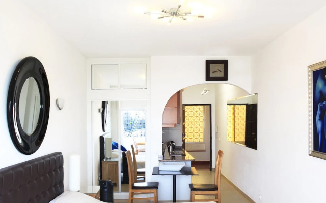 Lagos Main Avenue Studio With Marina View Balcony