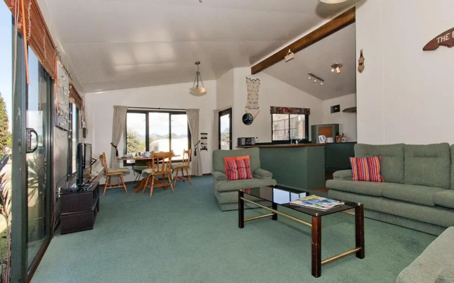Korolevu Beach House - Whangamata Holiday Home