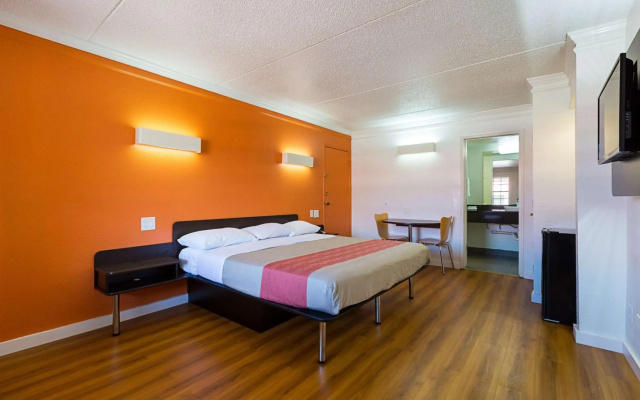 Motel 6 Dallas, TX - Market Center