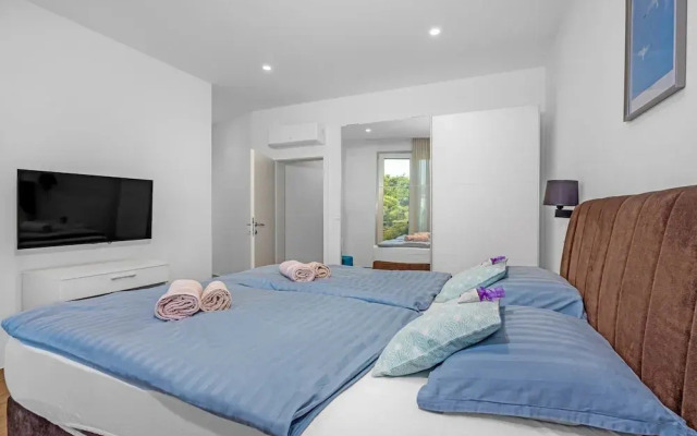 Villa With Pool, Game Room, Garden