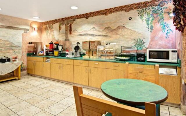 Microtel Inn & Suites by Wyndham Albuquerque West 2