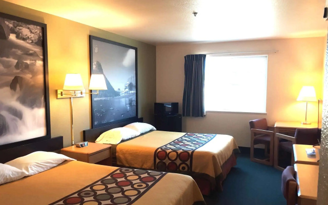 Super 8 by Wyndham Hamilton