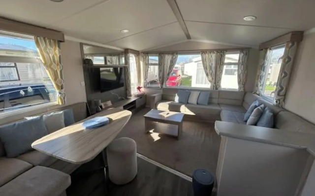 Modern 3-bedroom Caravan Near Beach at T