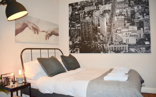Stylish 2 Bedroom Georgian Apartment in City Centre
