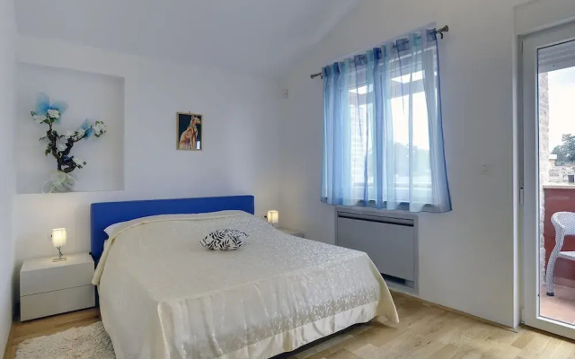 Villa in Bratulici With Pool Near Beach