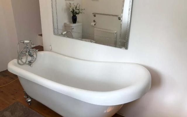 Central Boscastle studio flat