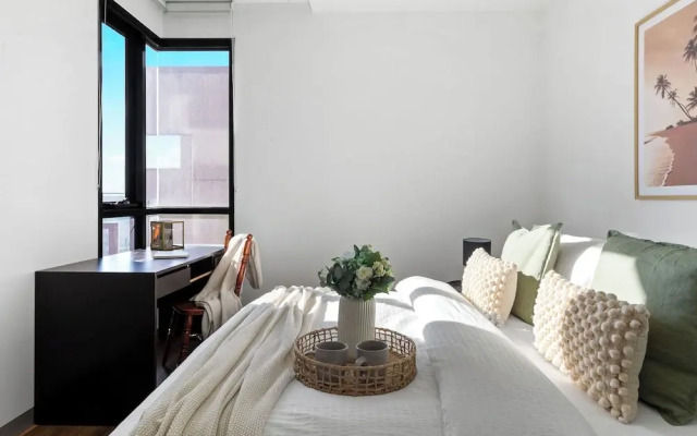 A Chic 2BR Apt Near Melbourne Uni, Free Parking