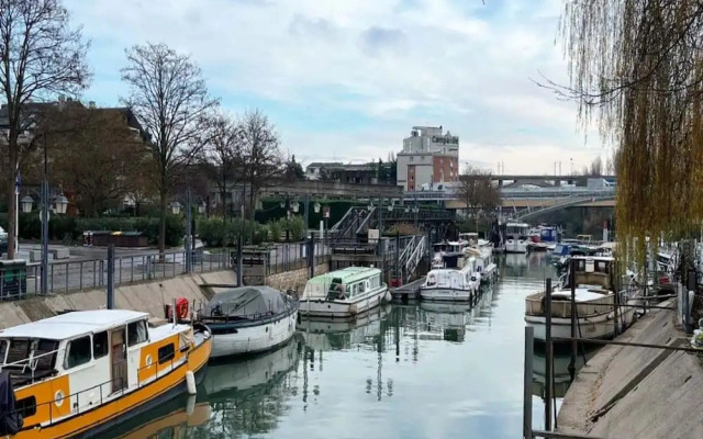 Riverside Couples Stay Near Paris