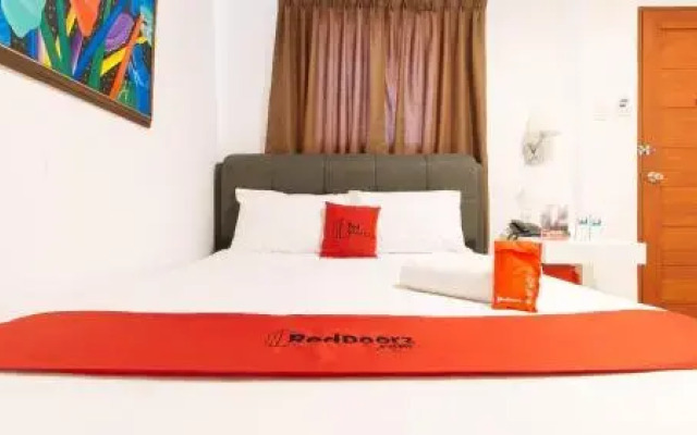 RedDoorz Plus Park-Lay Suites Kidapawan City