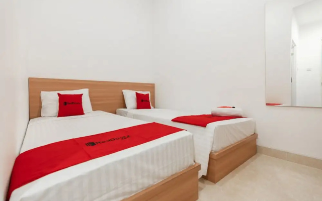 Cemerlang Guesthouse by RedDoorz